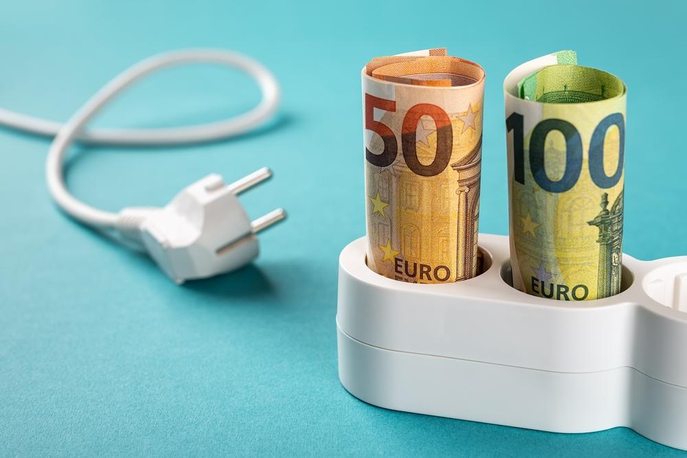 presa elettrica e soldi